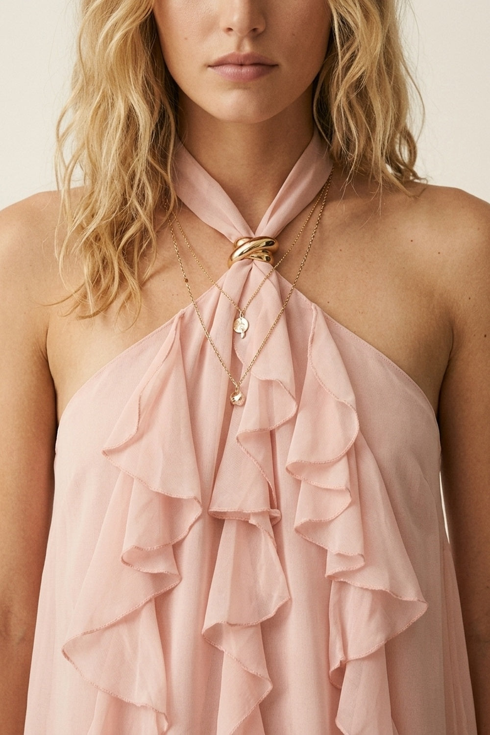 Detalhe de Babado em Chiffon com Decote Halter Sem Mangas em Rosa Claro