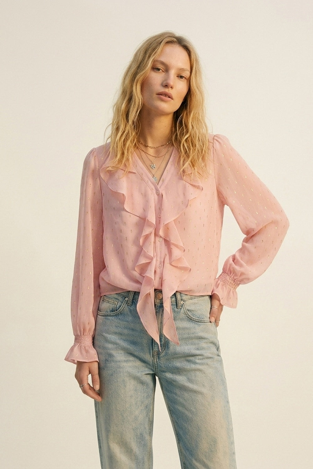 Blusa de Botão com Babado de Chiffon com Estampa de Bolinhas Douradas em Rosa Claro