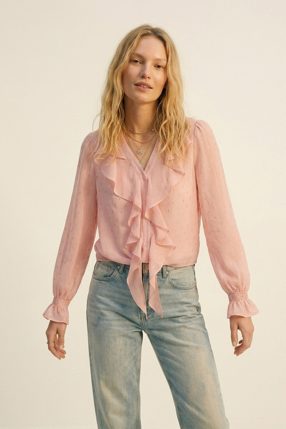 Blusa de Botão com Babado de Chiffon com Estampa de Bolinhas Douradas em Rosa Claro