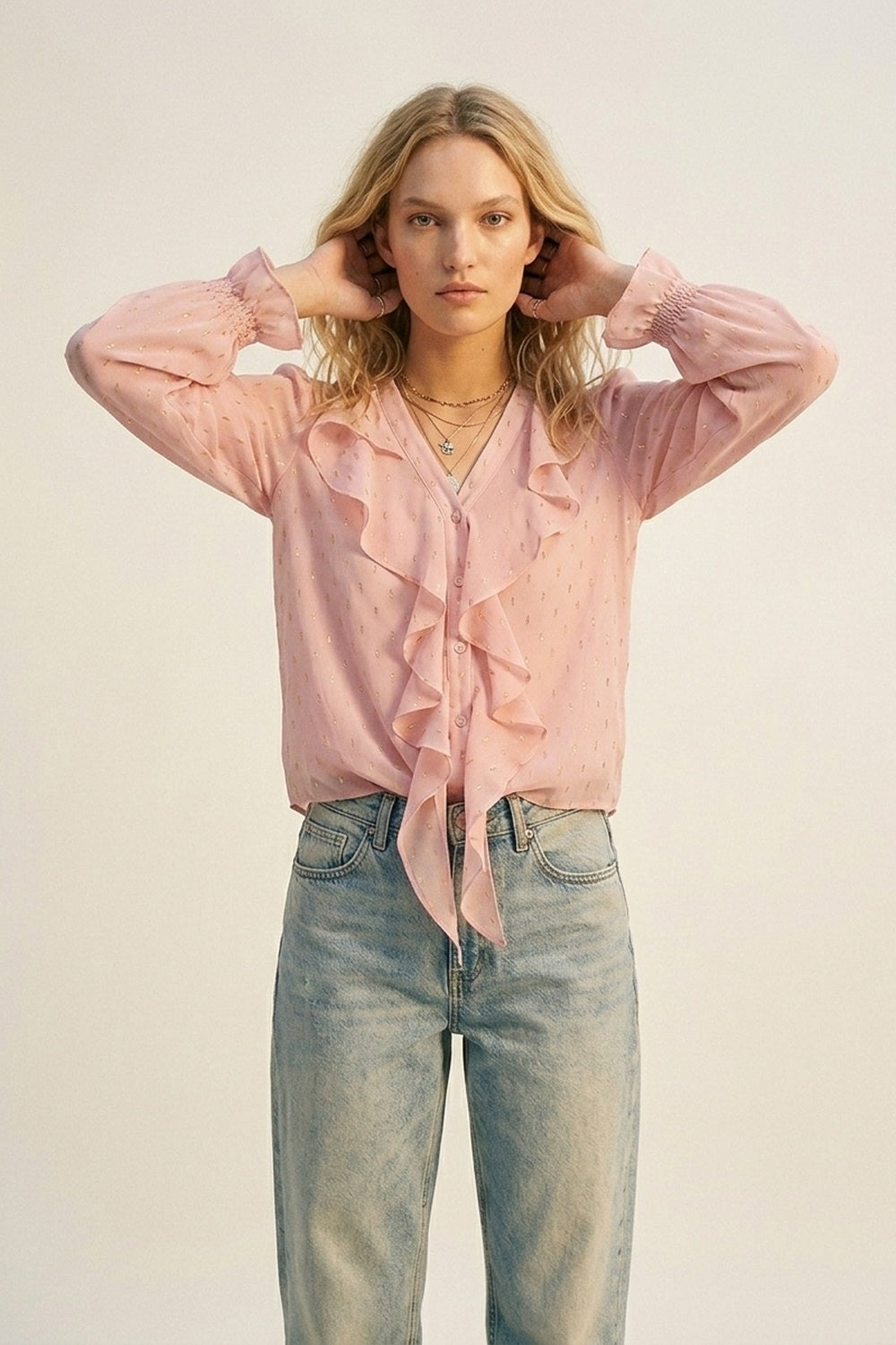 Blusa de Botão com Babado de Chiffon com Estampa de Bolinhas Douradas em Rosa Claro