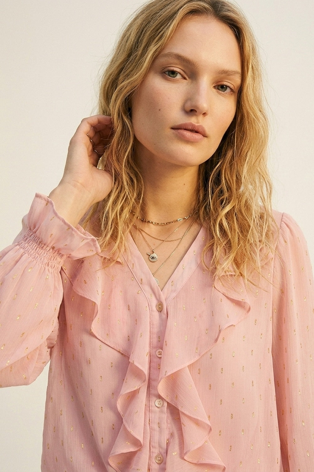 Blusa de Botão com Babado de Chiffon com Estampa de Bolinhas Douradas em Rosa Claro