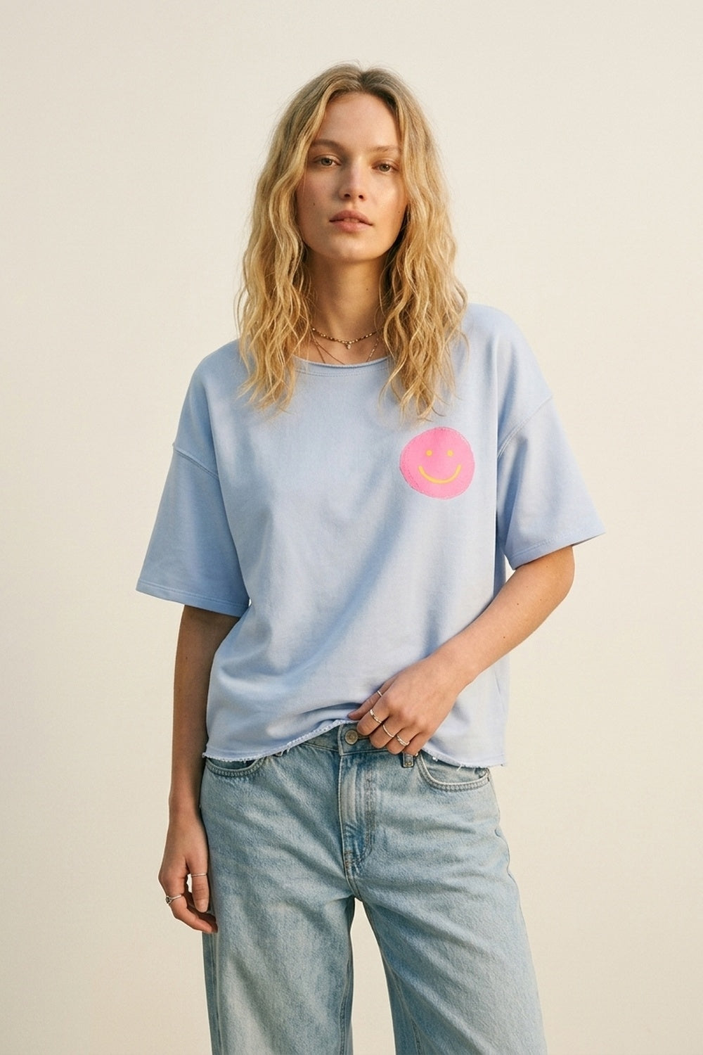 Camisola Azul Claro de Ajuste Solto com Smiley Rosa