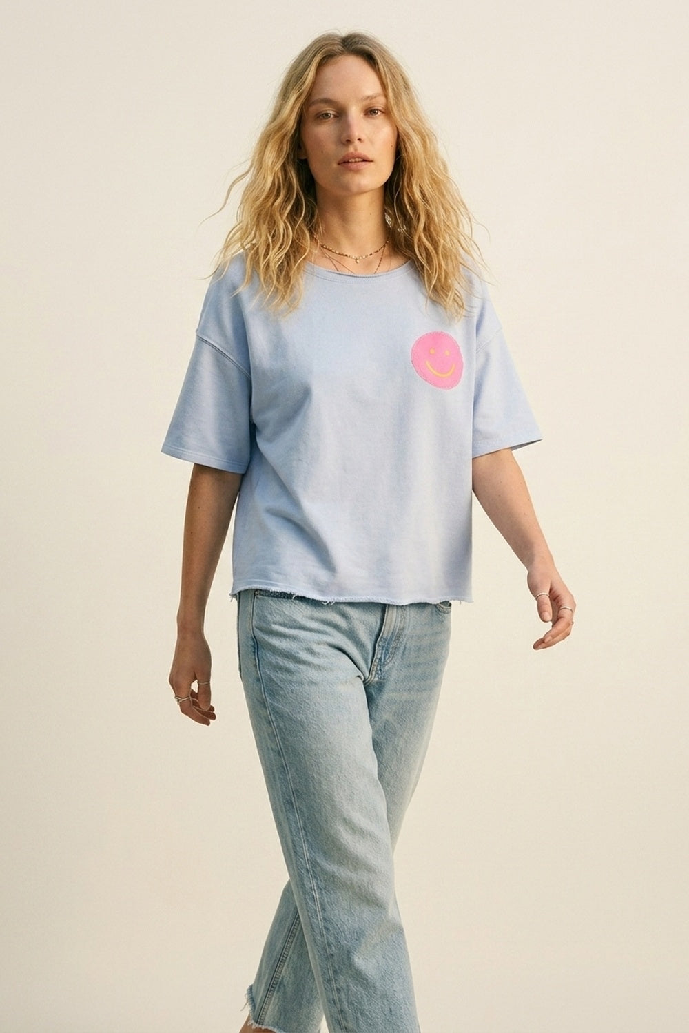 Camisola Azul Claro de Ajuste Solto com Smiley Rosa