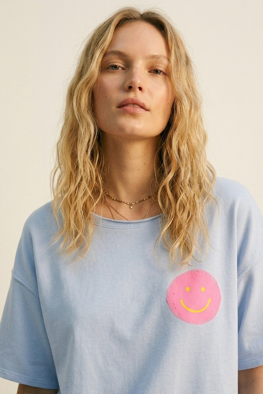 Camisola Azul Claro de Ajuste Solto com Smiley Rosa