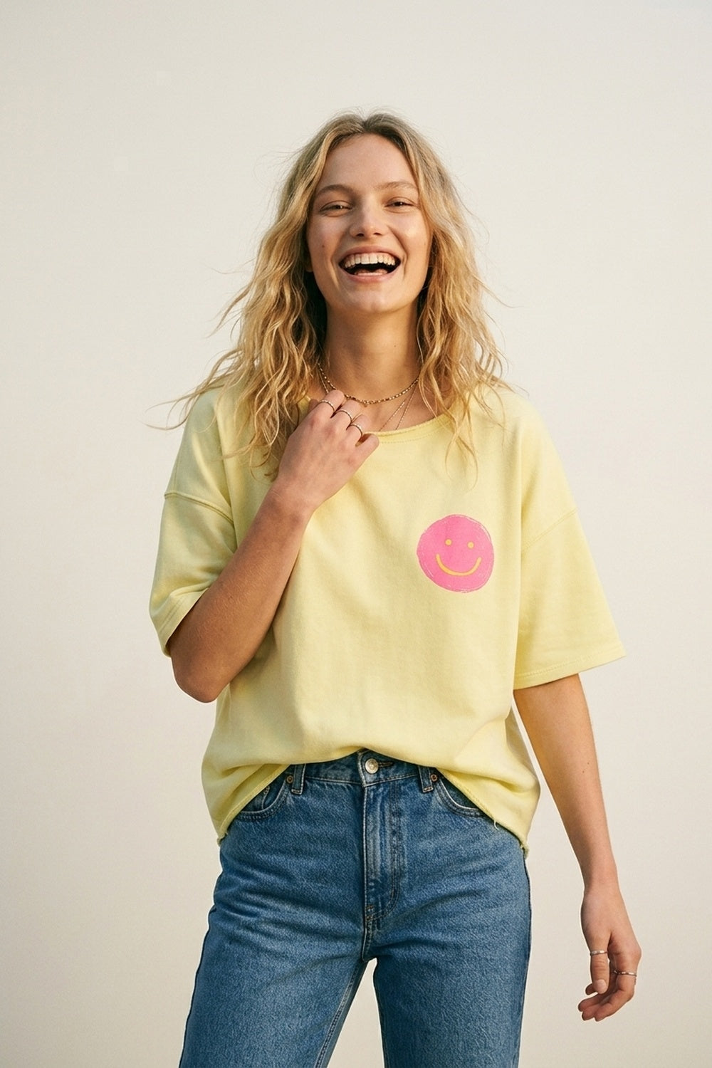 Moletom Amarelo Relaxed Fit com Emblema de Sorriso em Algodão