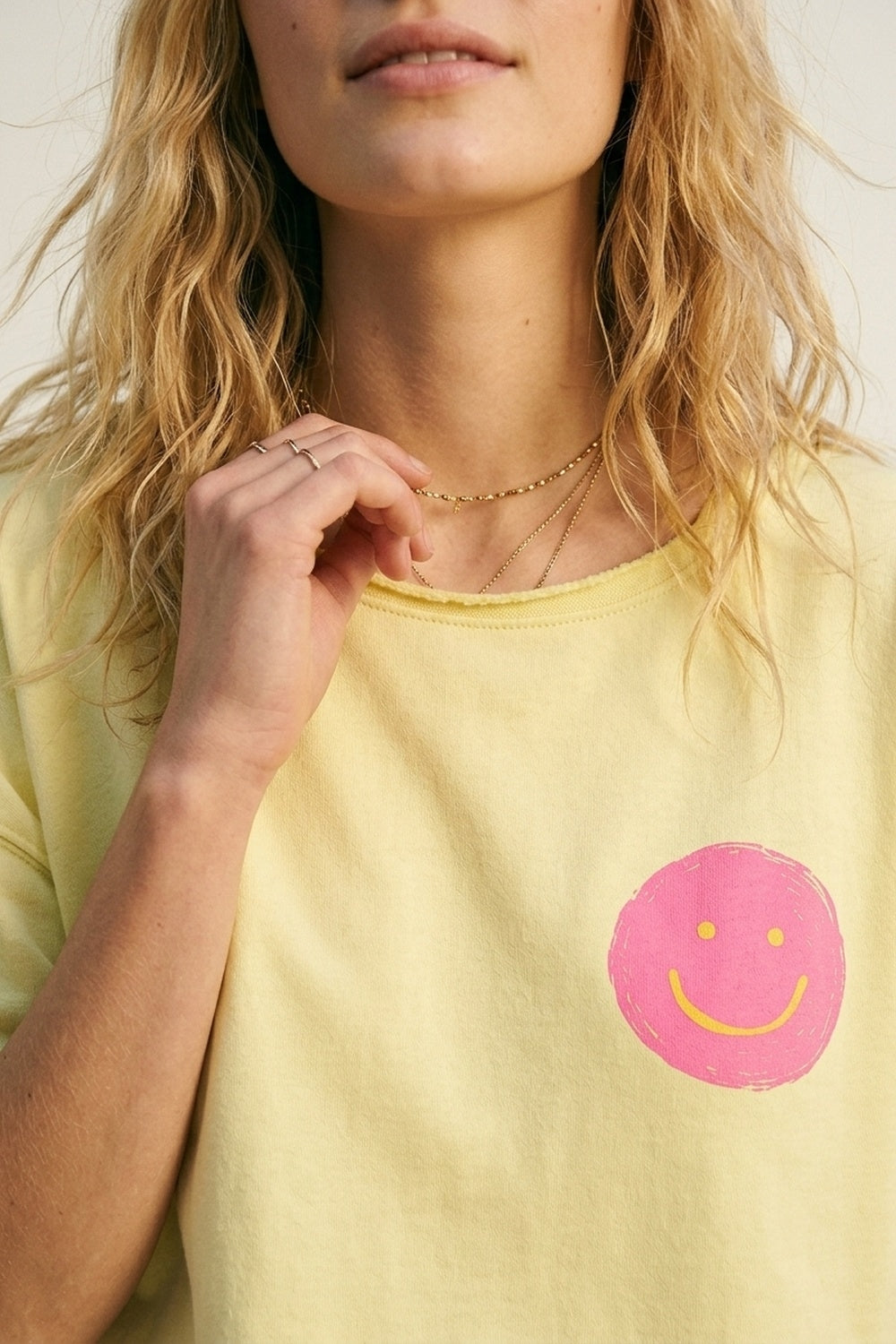 Moletom Amarelo Relaxed Fit com Emblema de Sorriso em Algodão