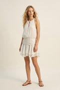 Vestido Branco com Decote Halter Plissado e Babados em Tecido Chiffon Brilhante