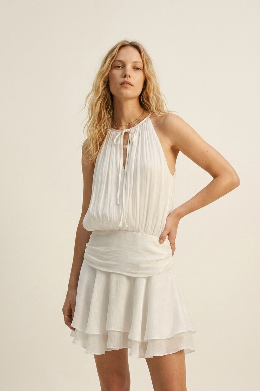 Vestido Branco com Decote Halter Plissado e Babados em Tecido Chiffon Brilhante