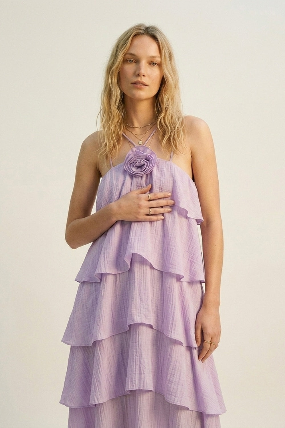 Vestido Longo com Detalhe de Rosa em Camadas Babados e Textura Amassada Lilás