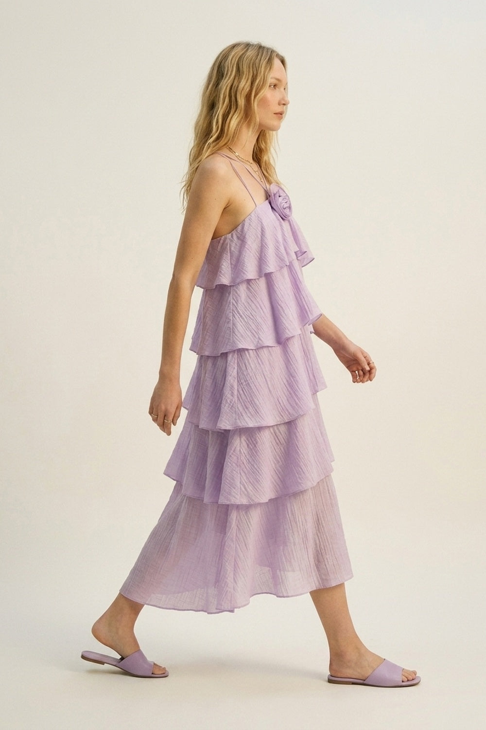 Vestido Longo com Detalhe de Rosa em Camadas Babados e Textura Amassada Lilás