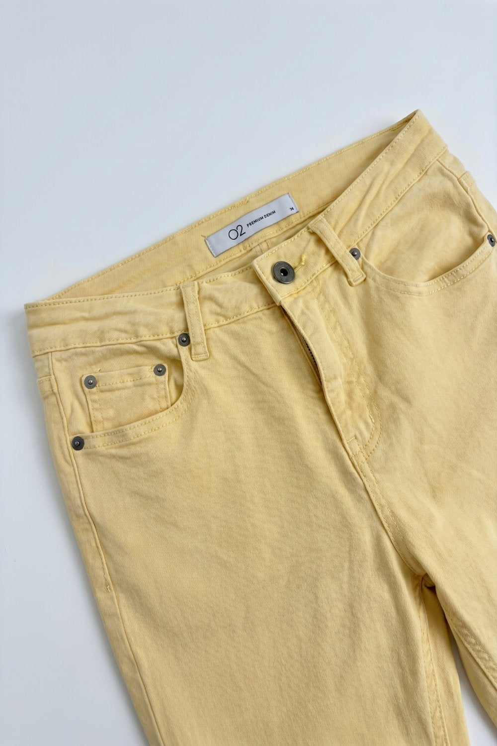 Calças jeans flare com barra desfiada na cor amarela