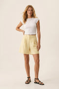 Shorts Amarelos em Linha A com Pregas e Passantes para Cinto