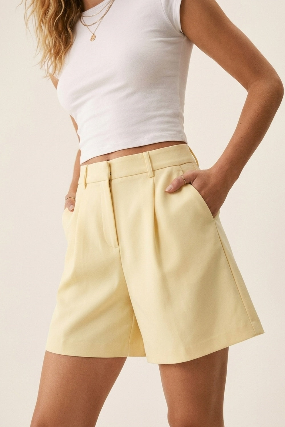 Shorts Amarelos em Linha A com Pregas e Passantes para Cinto