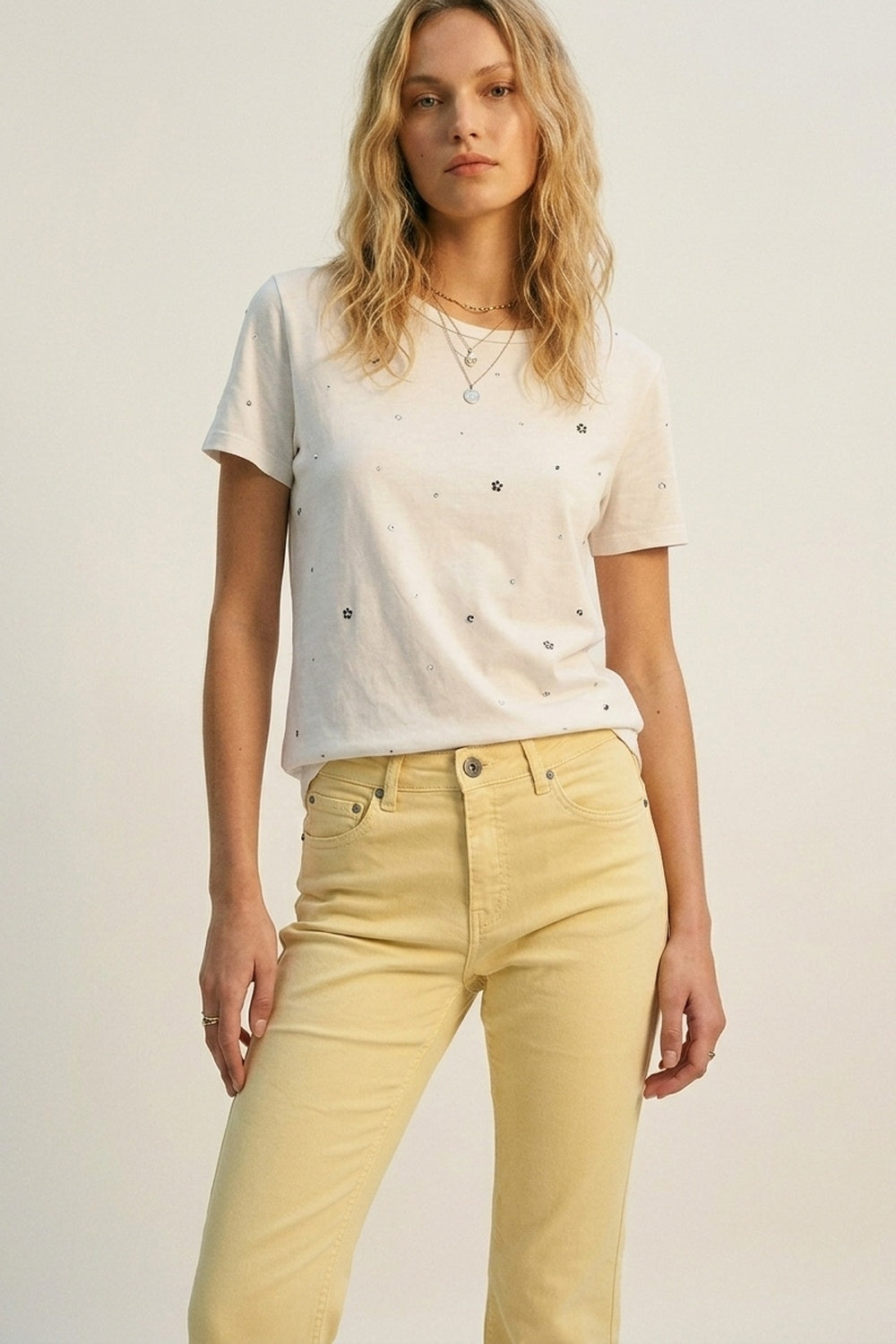 Calças jeans flare com barra desfiada na cor amarela