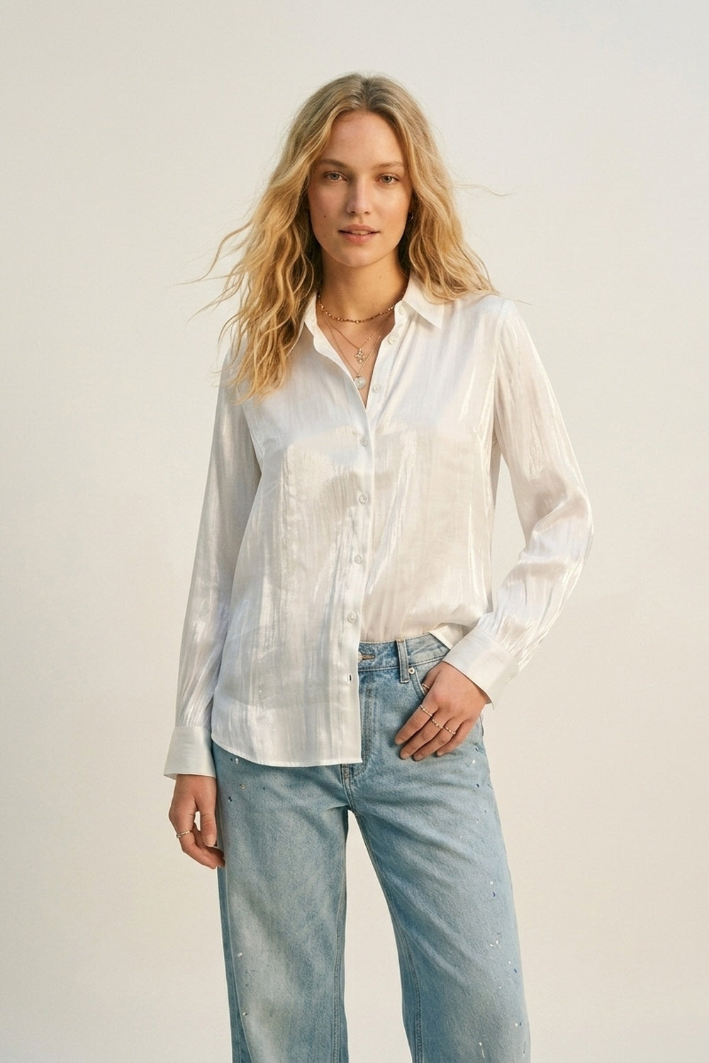 Camisa de cetim branca brilhante com botões
