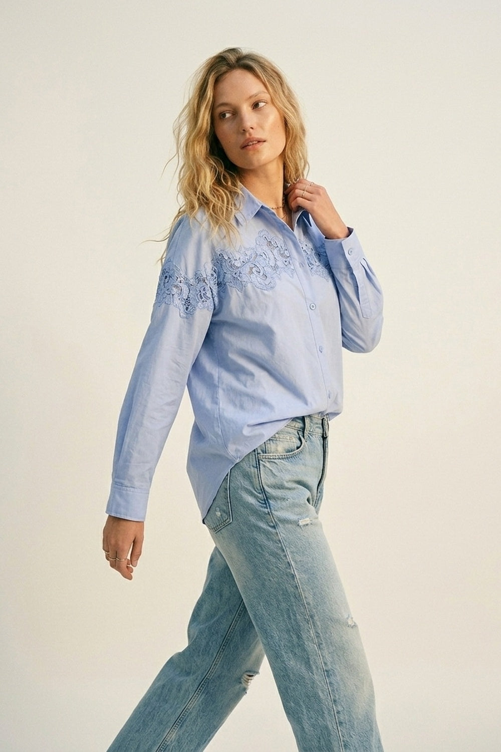 Camisa com botões azul clara com pormenor de renda