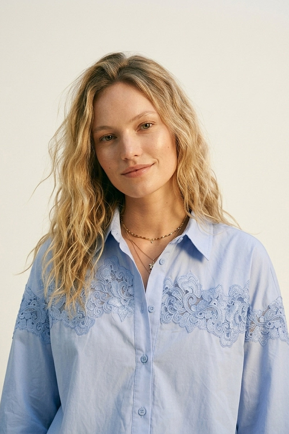 Camisa com botões azul clara com pormenor de renda