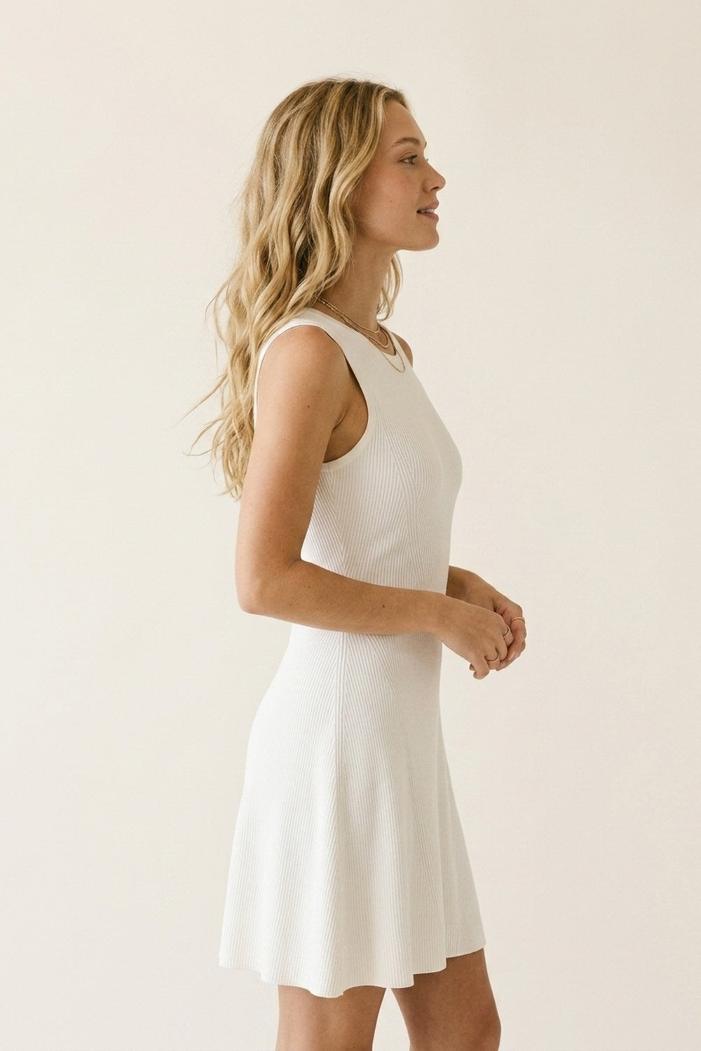 Vestido de malha canelada branco sem mangas justo e largo