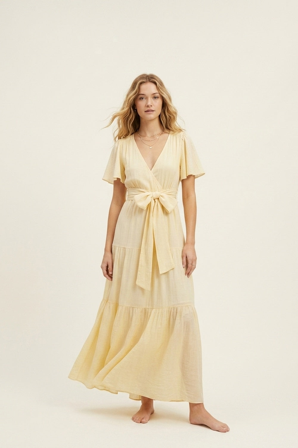 Vestido Maxi Amarelo com Cinto na Cintura e Mangas Flutuantes