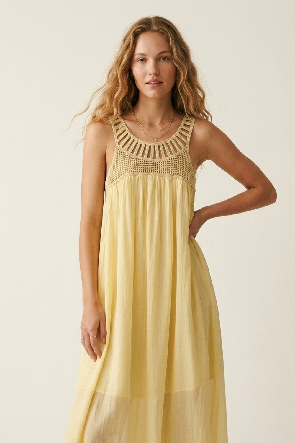 Vestido Maxi Amarelo com Ié de Crochê e Saia Fluida