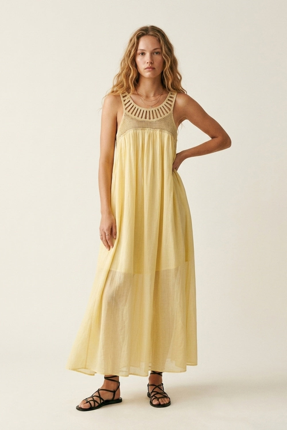 Vestido Maxi Amarelo com Ié de Crochê e Saia Fluida