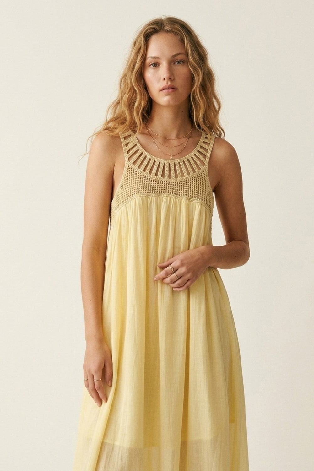 Vestido Maxi Amarelo com Ié de Crochê e Saia Fluida