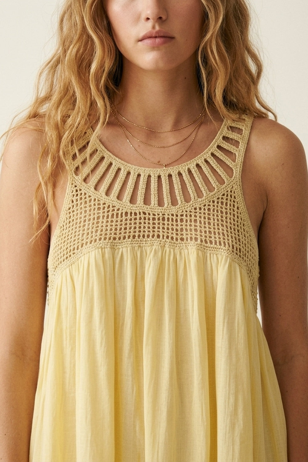 Vestido Maxi Amarelo com Ié de Crochê e Saia Fluida