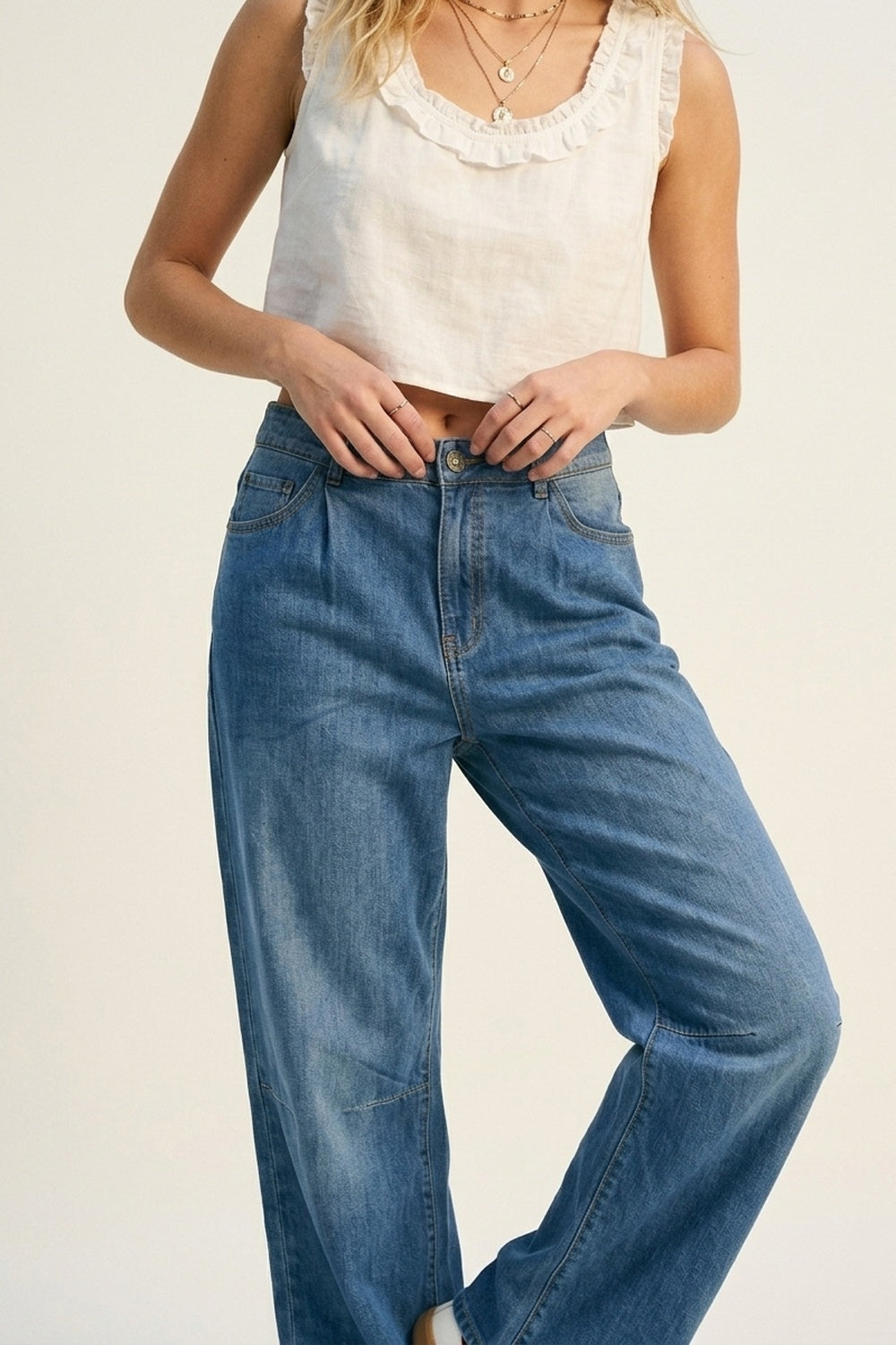 Jeans de Cintura Alta com Pernas Largas em Denim Leve com Detalhe de Costura Curva