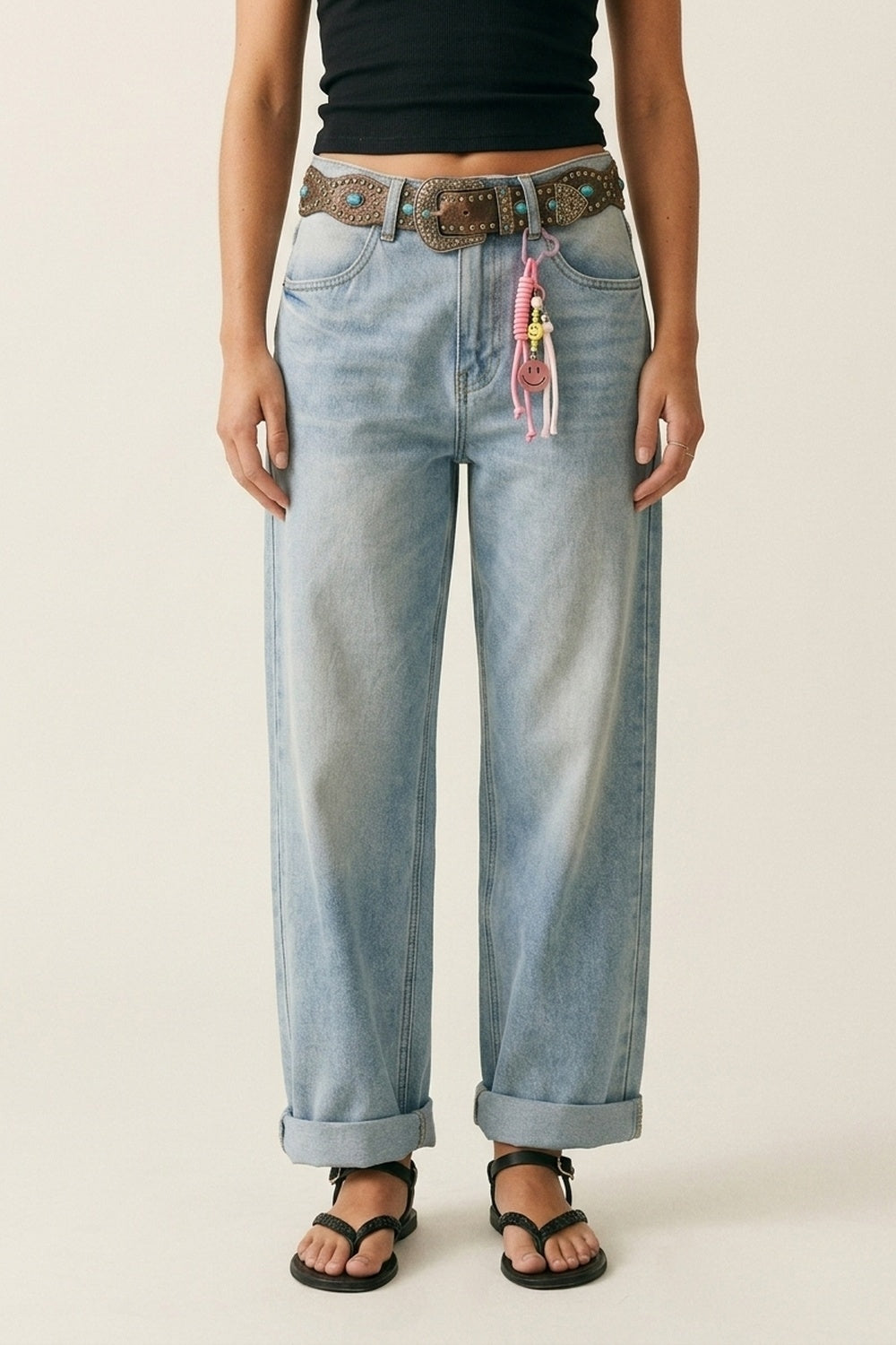 Calça Jeans Denim Azul Claro de Perna Larga estilo mom com Detalhe de Pingente