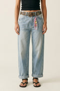 Calça Jeans Denim Azul Claro de Perna Larga estilo mom com Detalhe de Pingente