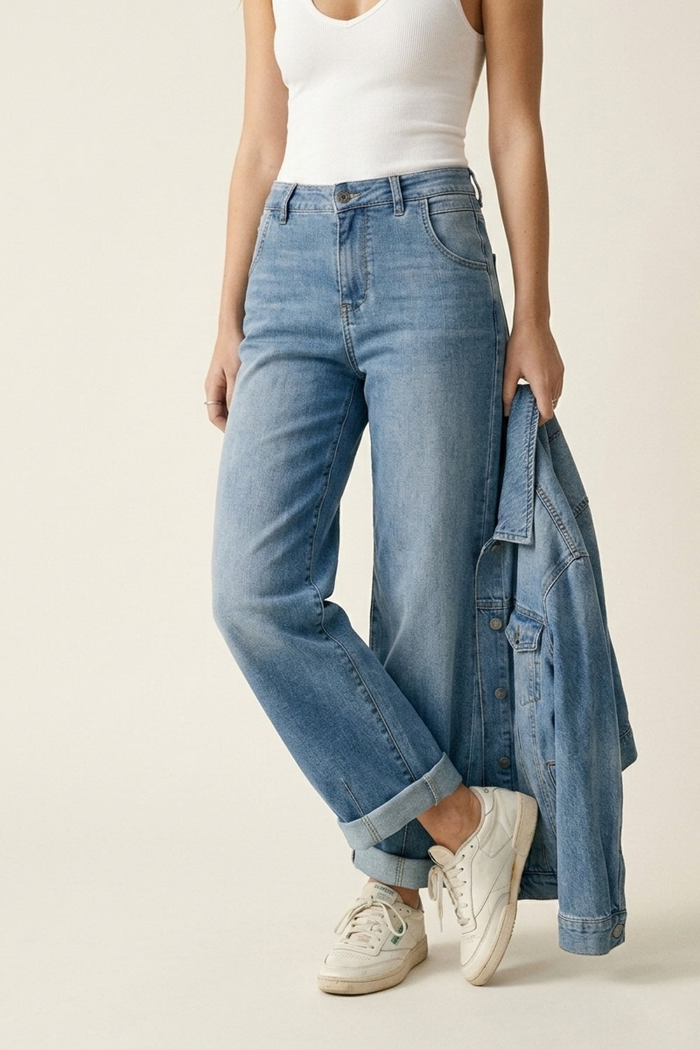 Jeans com Perna Curvada de Lavagem Média com Costura na Barra Dobrada