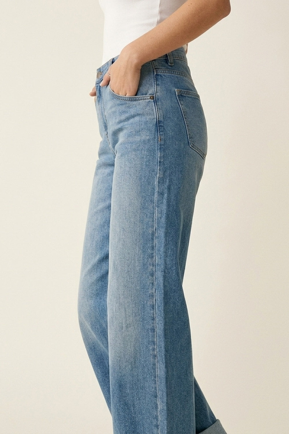 Jeans com Perna Curvada de Lavagem Média com Costura na Barra Dobrada