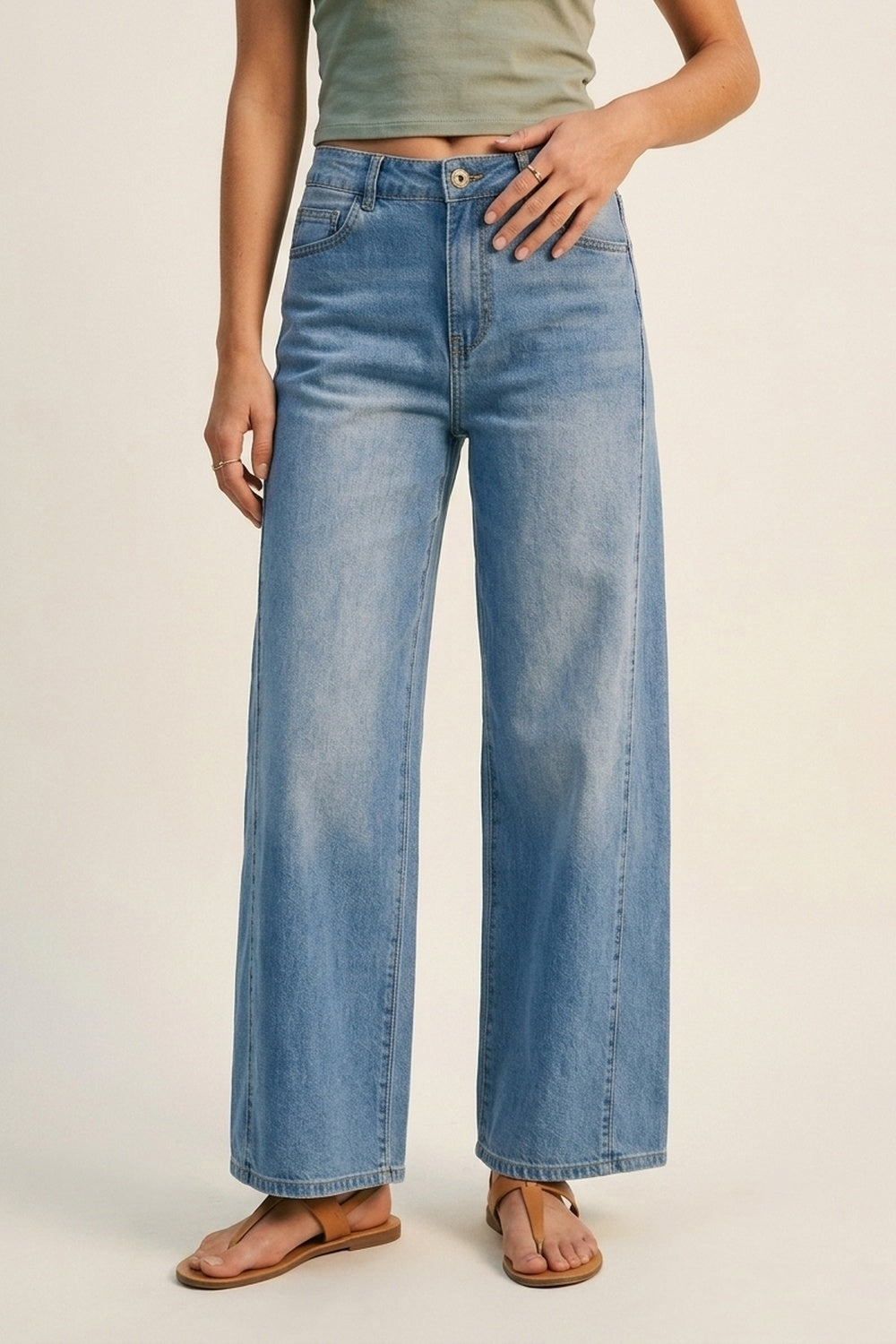 Calça Jeans Azul de Pernas Largas e Lavagem Clara com costuras laterais