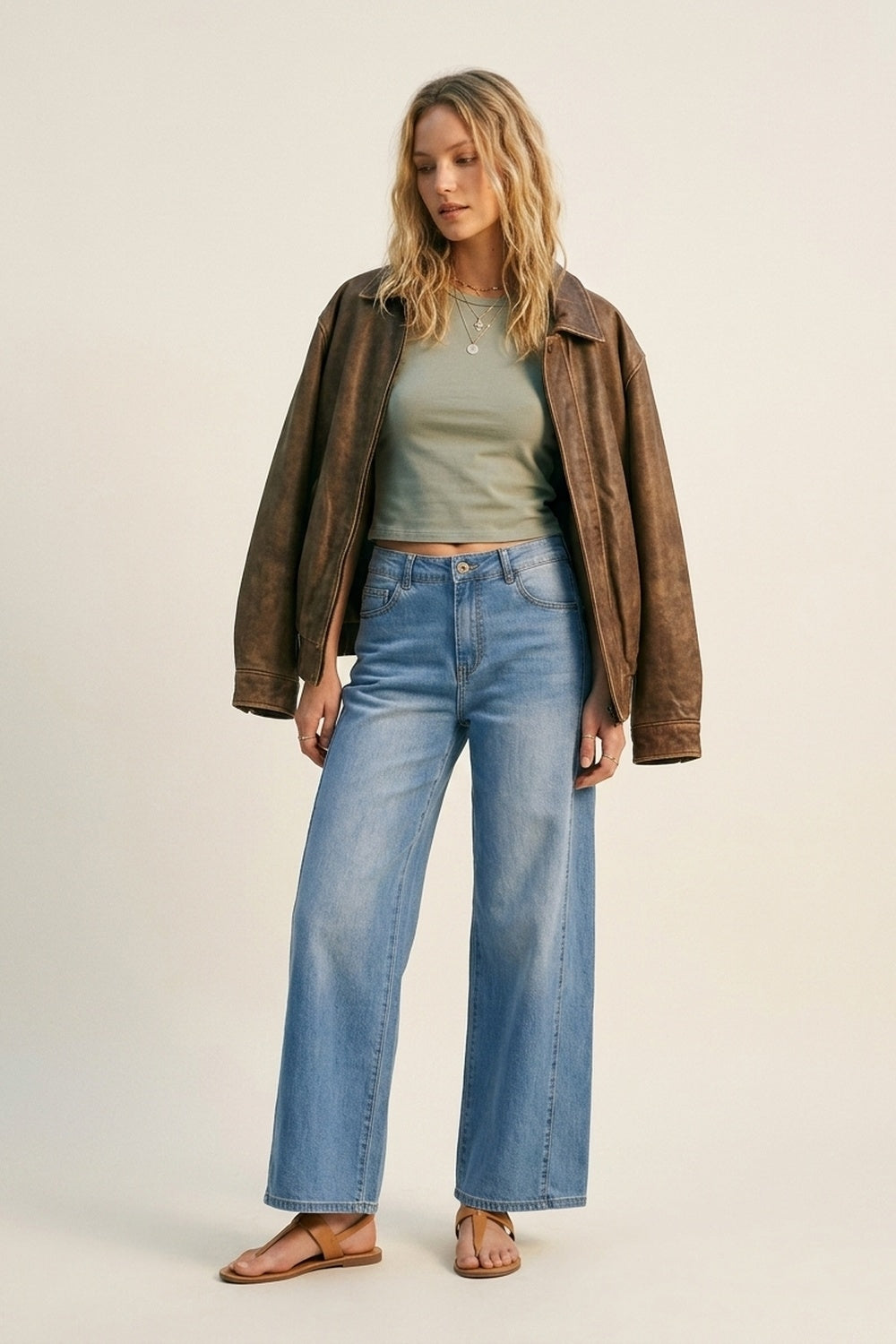 Calça Jeans Azul de Pernas Largas e Lavagem Clara com costuras laterais
