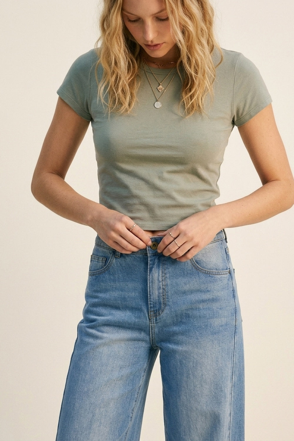 Calça Jeans Azul de Pernas Largas e Lavagem Clara com costuras laterais