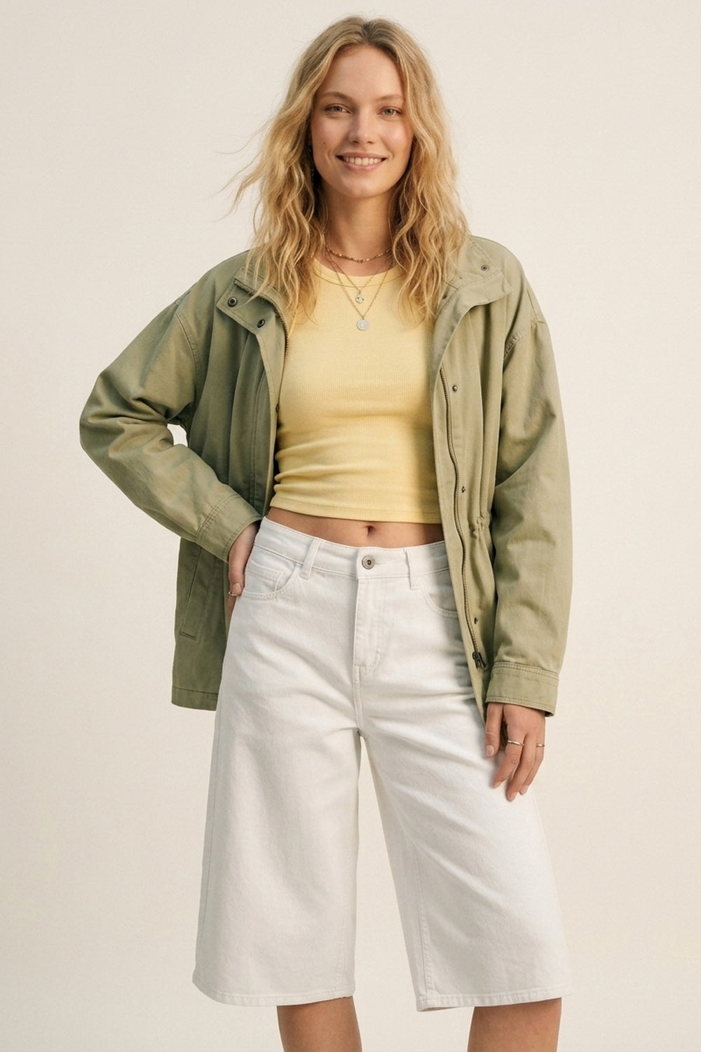 Bermuda Jeans Branca com Comprimento até o Joelho e Perna Larga
