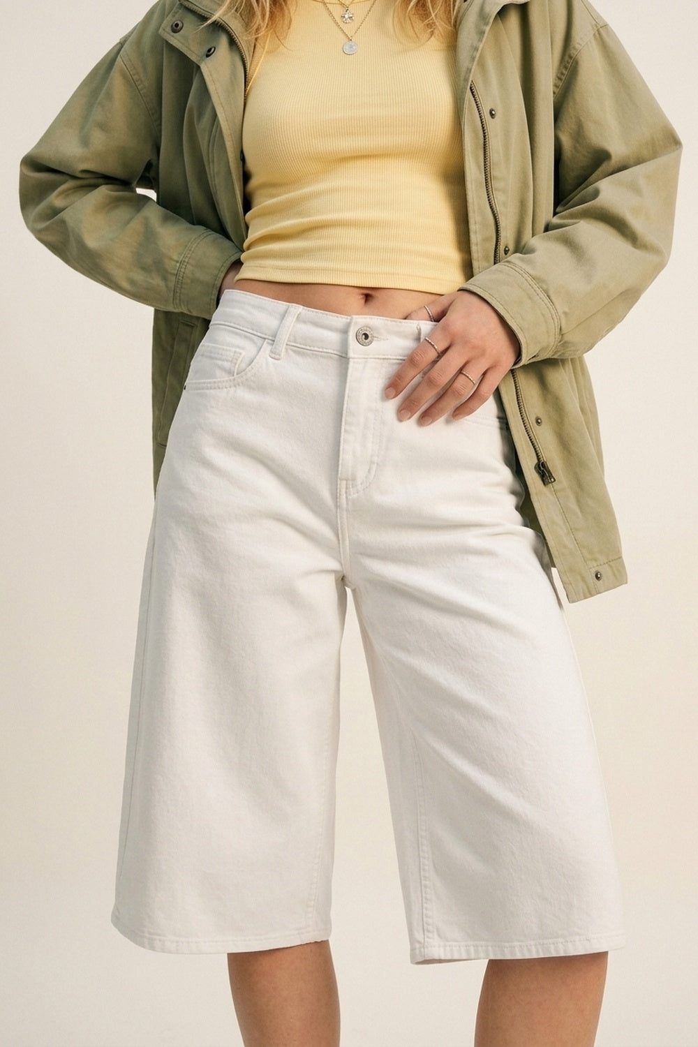 Bermuda Jeans Branca com Comprimento até o Joelho e Perna Larga