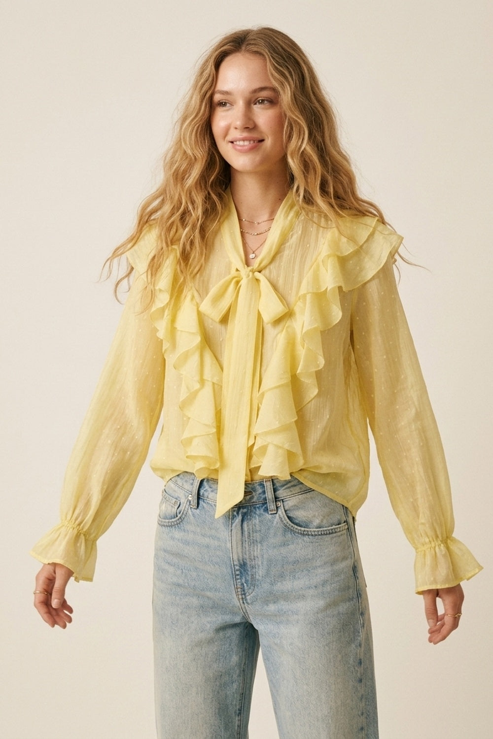 Blusa amarela com folhos e laço no pescoço