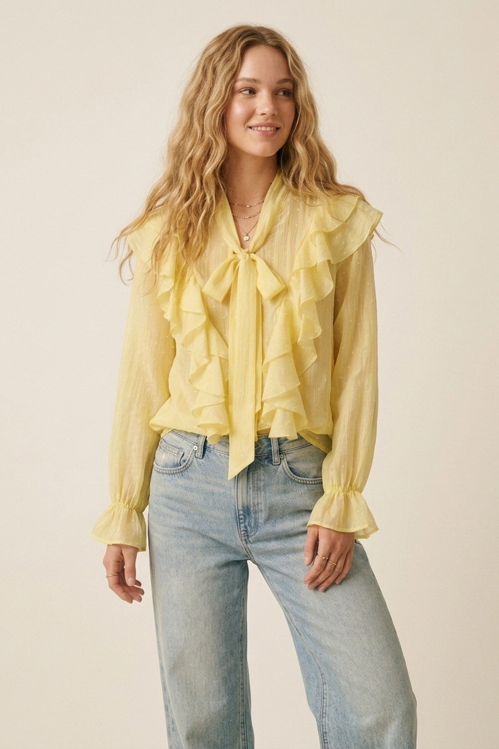 Blusa amarela com folhos e laço no pescoço