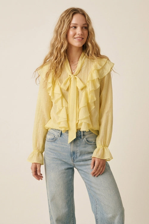 Blusa amarela com folhos e laço no pescoço