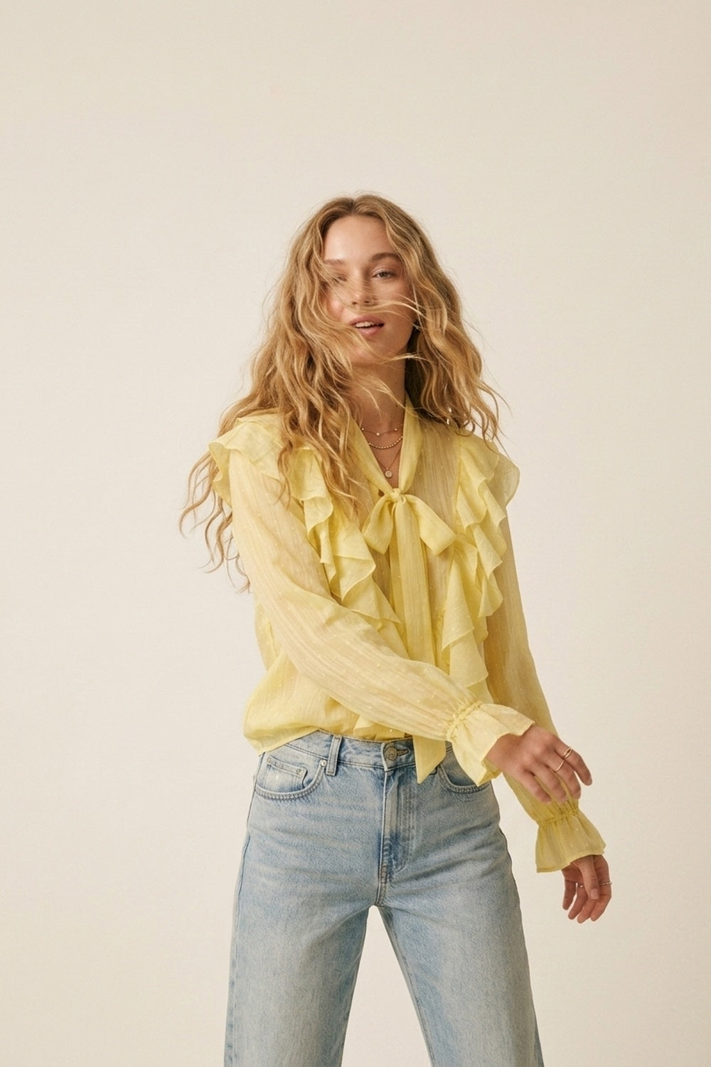 Blusa amarela com folhos e laço no pescoço