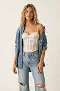 Corpete de renda floral branco com folhos e espartilho justo
