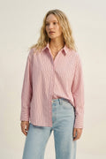 Camisa leve listrada em rosa claro