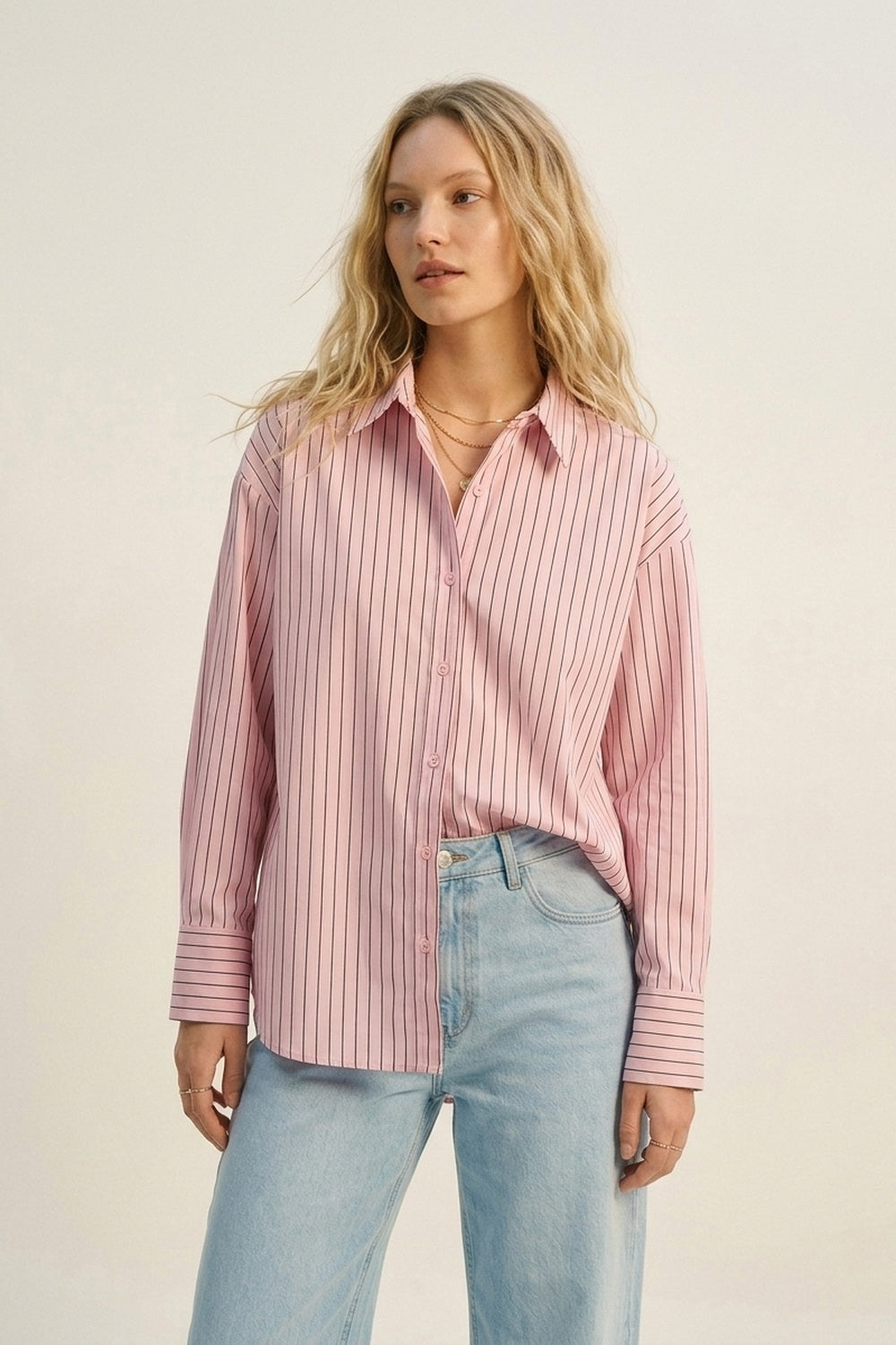 Camisa leve listrada em rosa claro