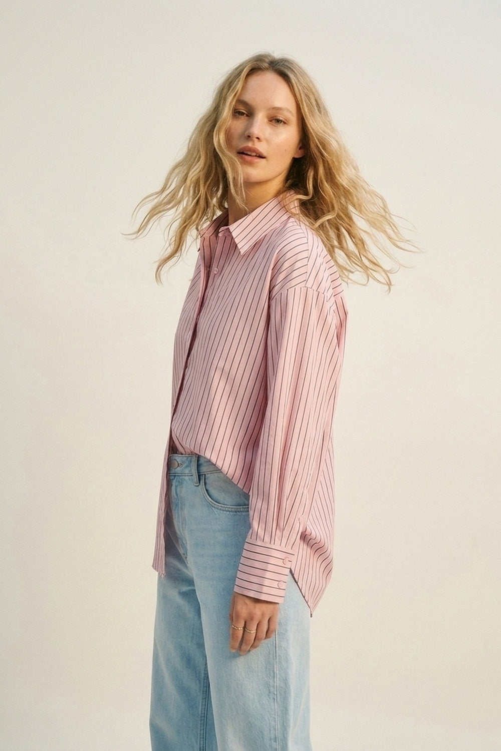 Camisa leve listrada em rosa claro