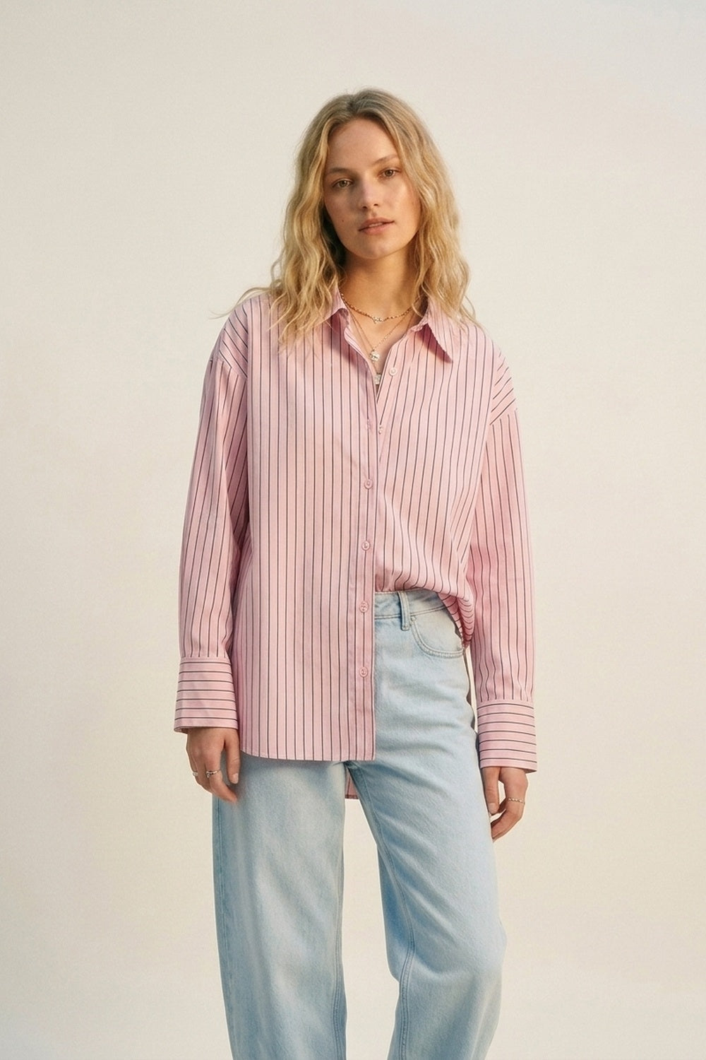 Camisa leve listrada em rosa claro