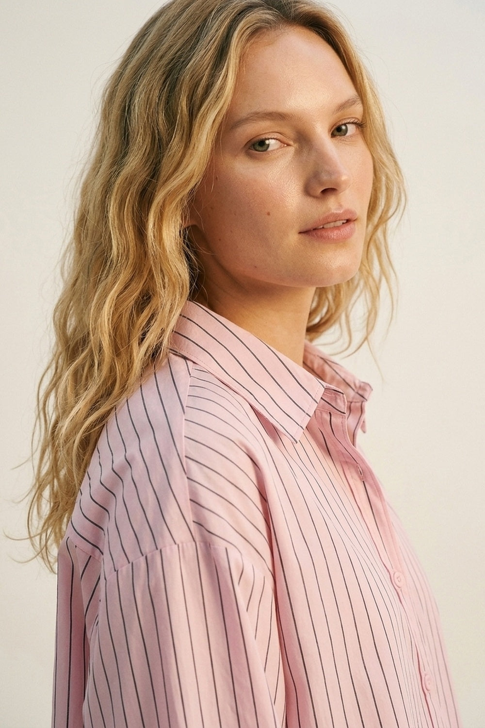 Camisa leve listrada em rosa claro