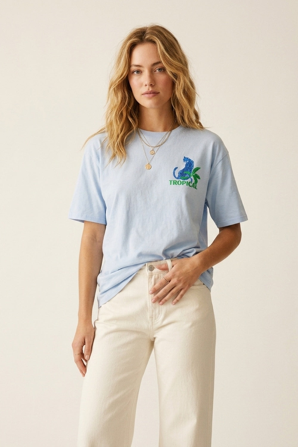 Camiseta azul feita na Itália com estampa gráfica tropical