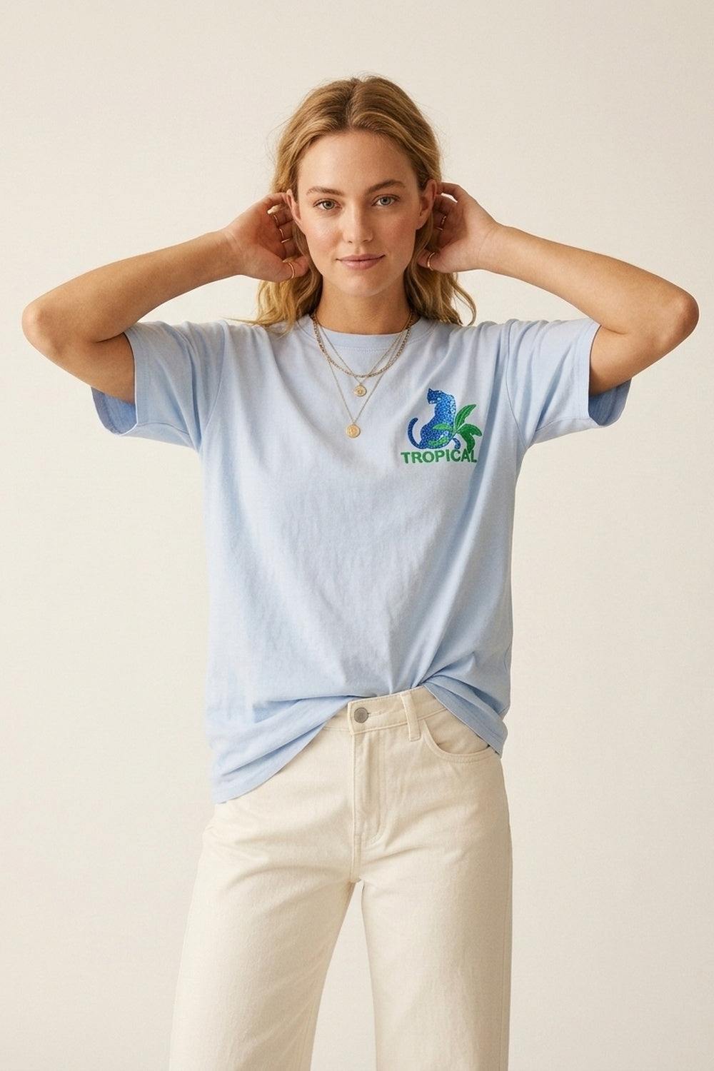 Camiseta azul feita na Itália com estampa gráfica tropical