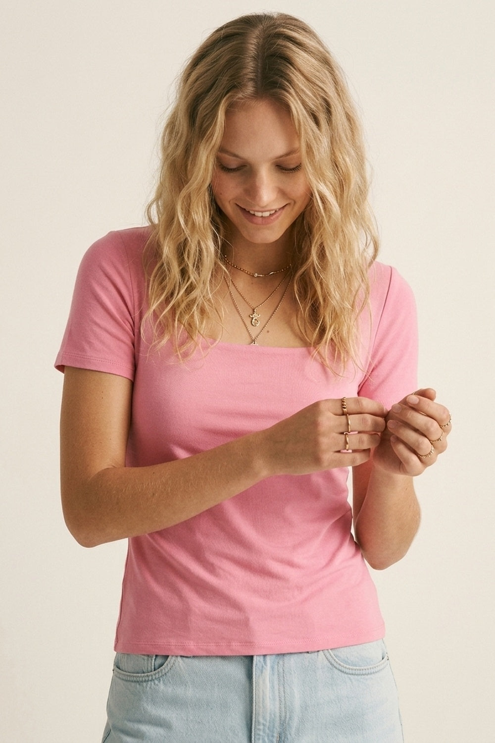 Top elástico de manga curta rosa com gola quadrada